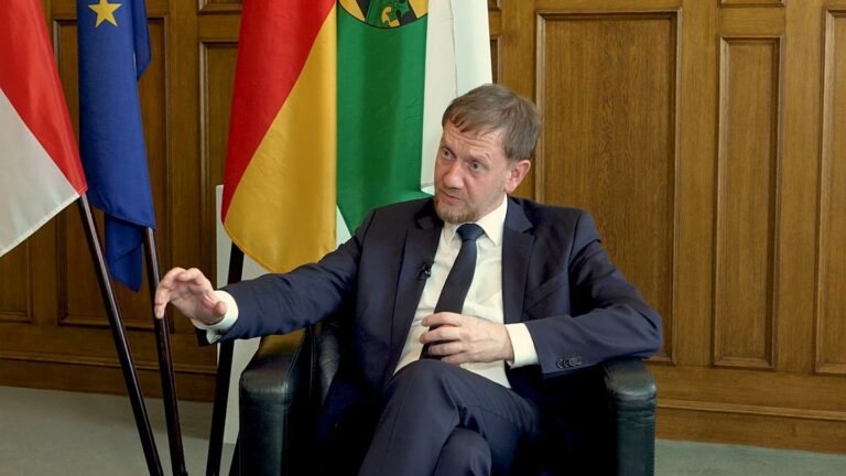 Saxony's Kretschmer Calls for Smart Sanctions, Russian Gas Talks, and End to Ukrainian Refugee Benefits