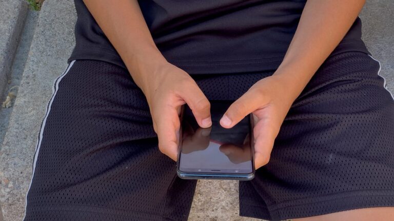 France Becomes First EU State to Ban Social Media for Under-15s